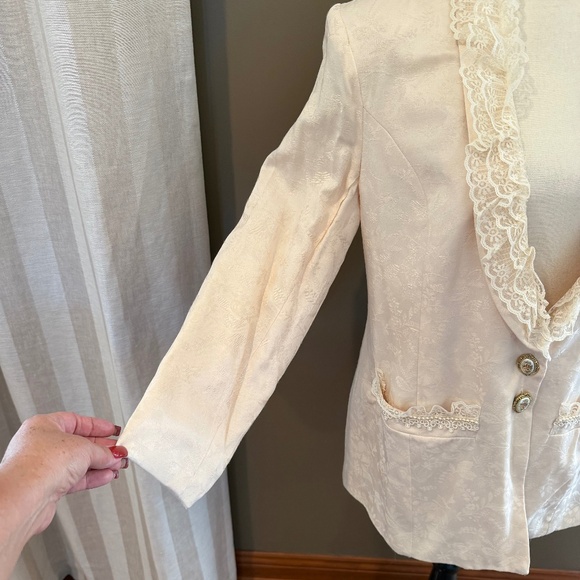 Vintage Lacy Afternoon Floral Cream Blazer with lace detail & buttons, Size 14 - Picture 4 of 15